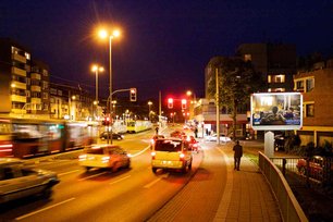 Belechtete Straß bei Nacht mit Autos - Plakaflächen Großfläche