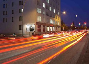 Beleuchtetes Plakat an einer Straße bei Nacht