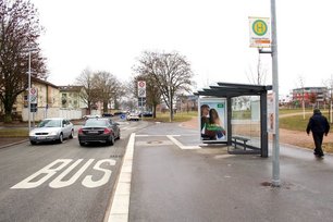 Bushaltestelle mit integriertem city light board im überdachten Wartebereich. Werbebotschaften erreichen hier gezielt Fahrgäste und vorbeifahrende Autofahrer.