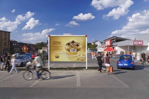 Ferrero Rocher Großflächenplakat auf einem Supermarktparkplatz