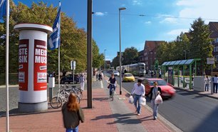 Fußgängerzone mit moderner Litfaßsäule an einer belebten Allgemeinstelle – Menschen gehen spazieren, Autos und eine Straßenbahn fahren vorbei.